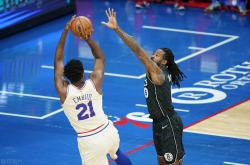 开云体育官方网站-年度焦点之战之夜，恩比德表现堪称教科书