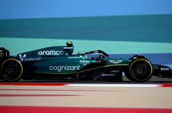 开云官网-阿斯顿马丁鏖战雷诺车队，佩雷兹惊艳四座