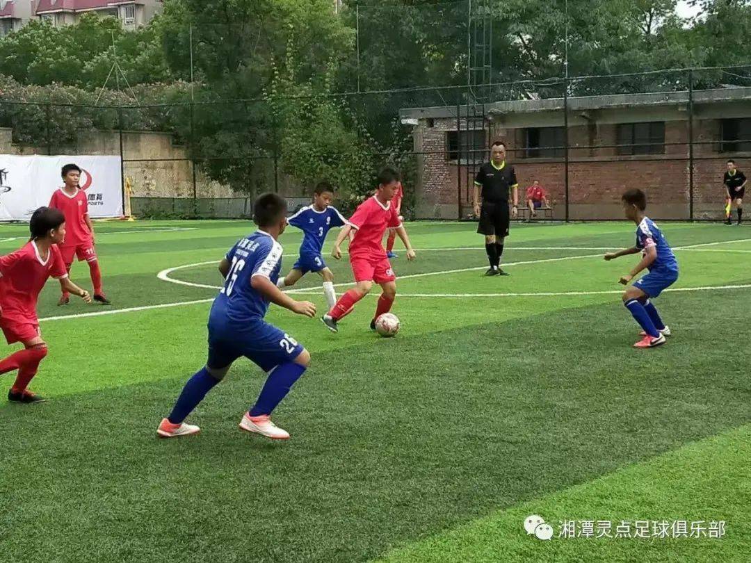 足球赛场上的赛事备受瞩目，球员们全力冲刺