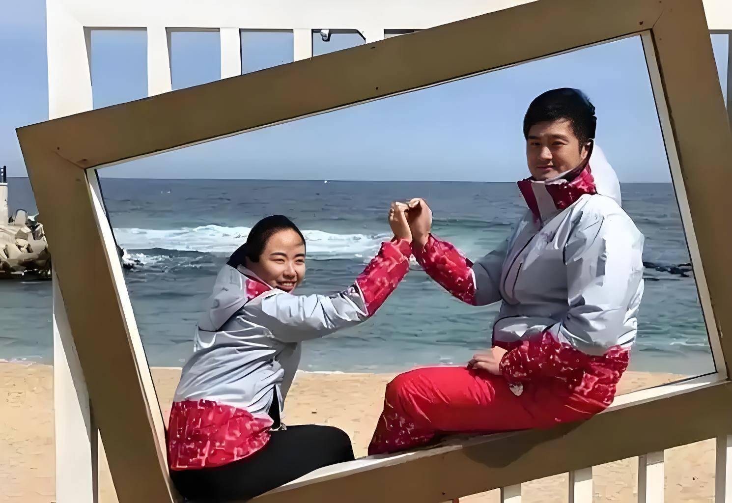 双方队员耐心拼搏，场上对抗激烈