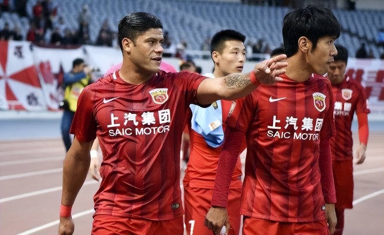 包含上港球迷集结：赛场挥旗呐喊，全力支持球队的词条