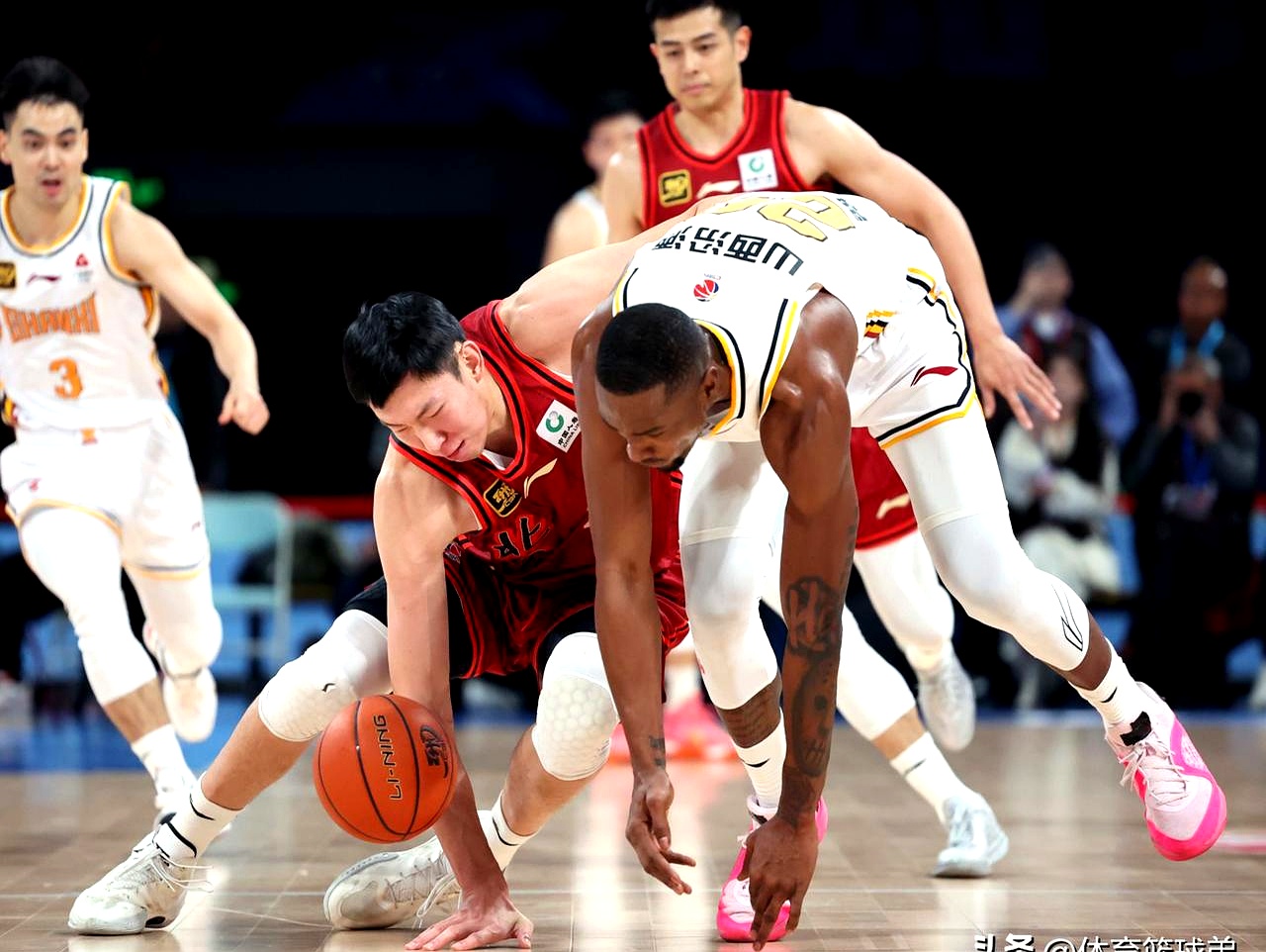 马刺碾压山西队，周琦扛起全队