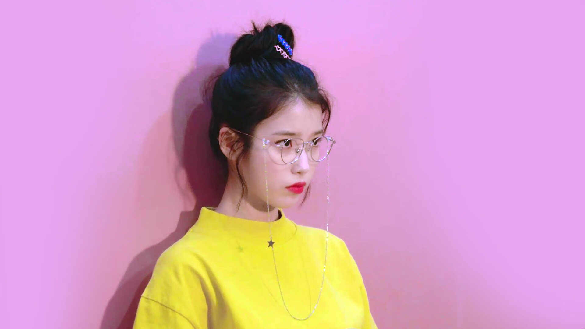 不夜城的天幕下,巨人被俯视