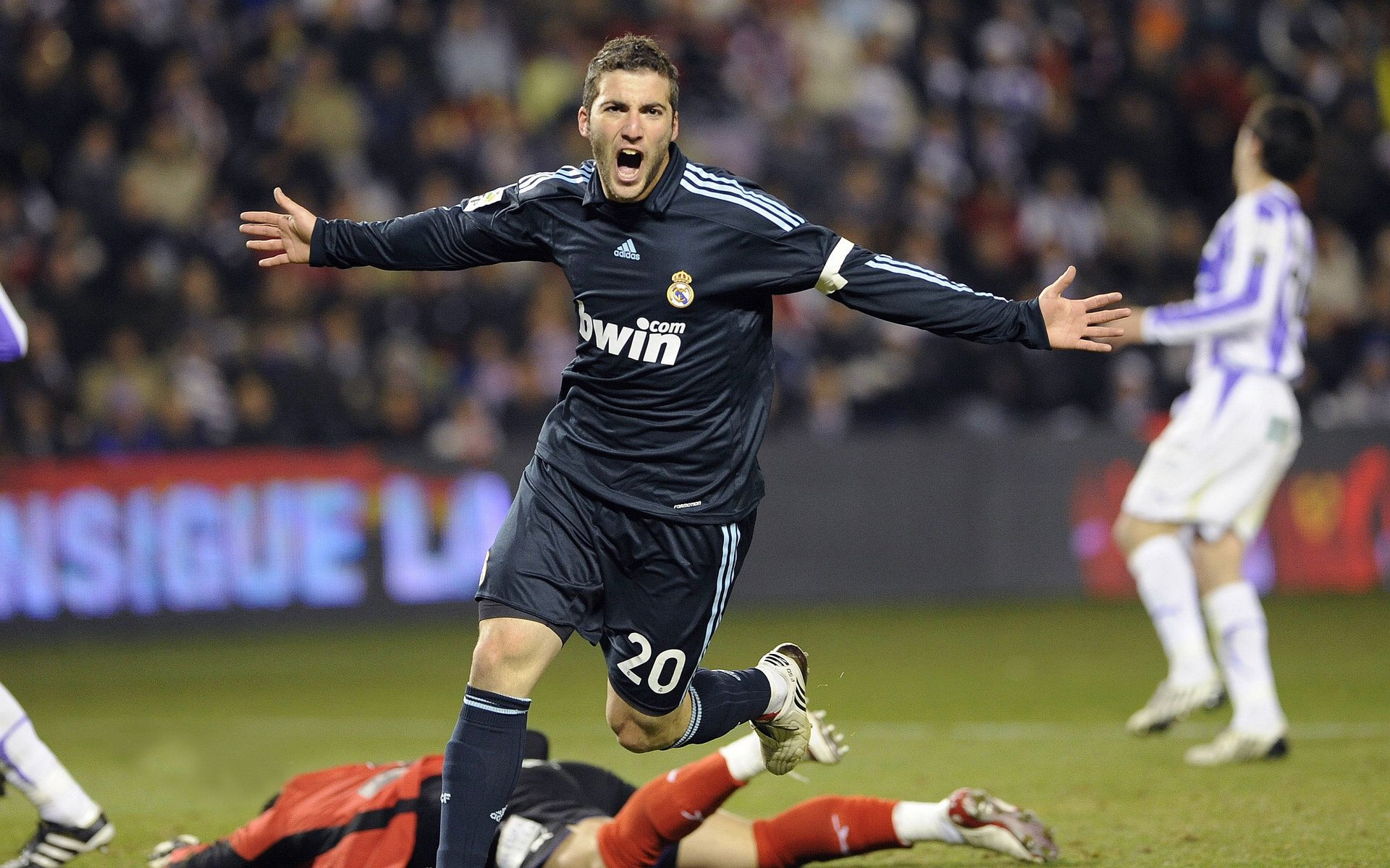 绿茵权杖更迭之夜，皇家社会疾风横扫老妇人，贝林厄姆末节戴冠