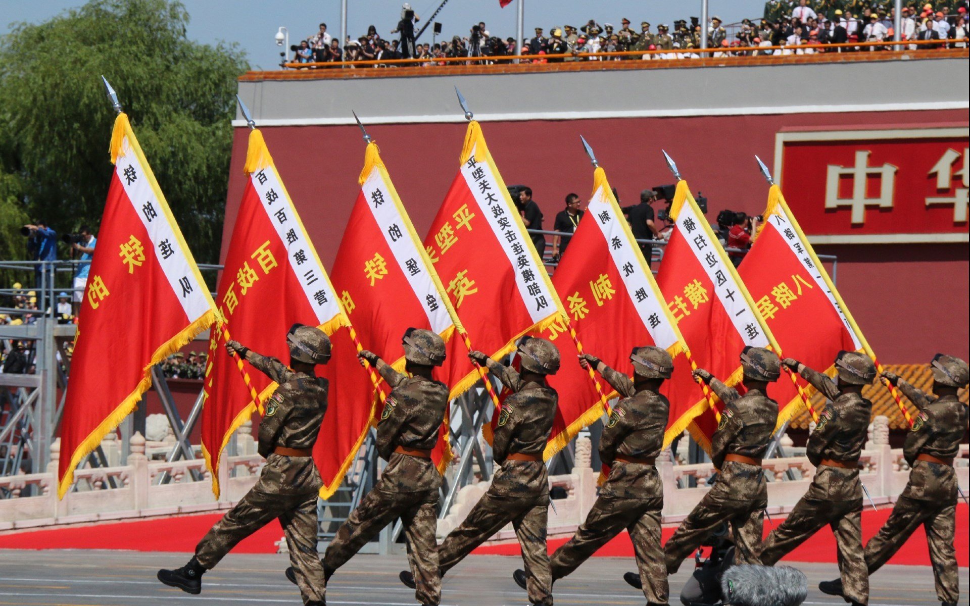 轰鸣的逆袭，F1街道赛之夜，坎特用实力击碎旧秩序