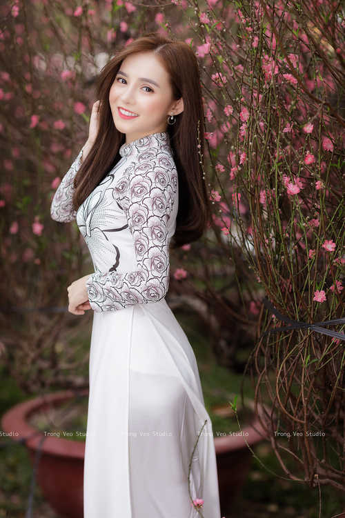 绿茵失色，篮球封神，当德比之夜被字母哥的统治力提前终结